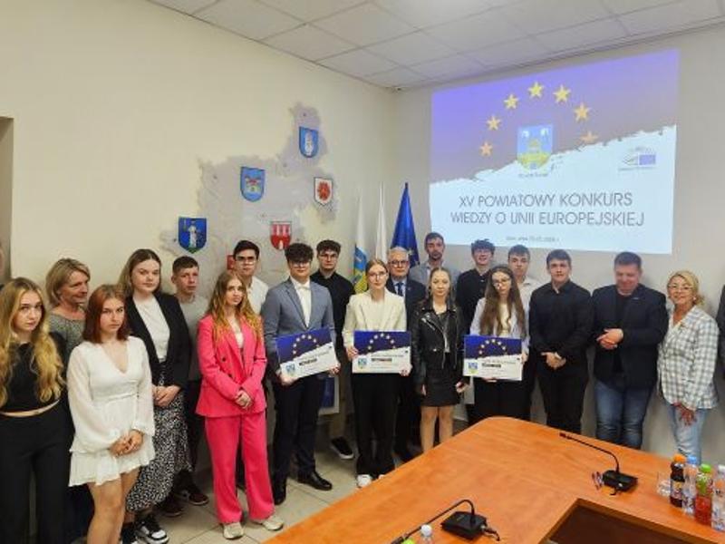 Na zdjęciu uczestnicy konkursu z opiekunami, jurorami, gośćmi.