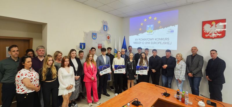 Na zdjęciu uczestnicy konkursu z opiekunami, jurorami, gośćmi.