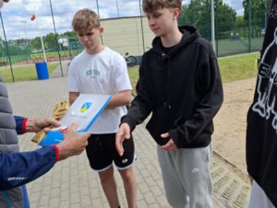 Na zdjęciu wręczenie dyplomów.