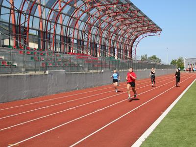 Na zdjęciu uczestnicy zawodów lekkoatletycznych. 