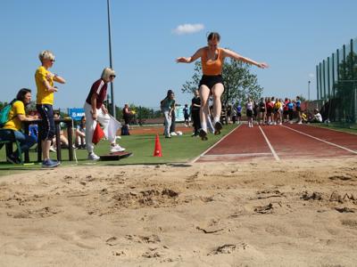 Na zdjęciu uczestnicy zawodów lekkoatletycznych. 