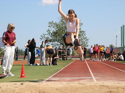 Na zdjęciu uczestnicy zawodów lekkoatletycznych. 