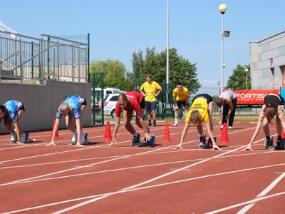 Na zdjęciu uczestnicy zawodów lekkoatletycznych. 