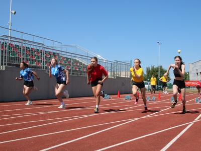 Na zdjęciu uczestnicy zawodów lekkoatletycznych. 