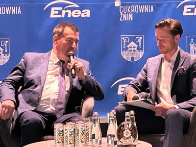 Na zdjęciu Starosta Żniński Zbigniew Jaszczuk oraz jeden z organizatorów Enea Triathlon Żnin.