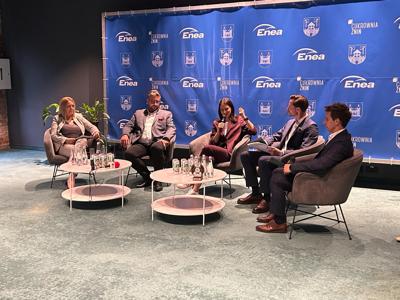 Na zdjęciu uczestnicy konferencji przedstawiciele Cukrowni Żnin, Banku PKO oraz organizatorzy Enea Triathlon Żnin.