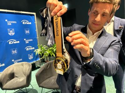 Na zdjęciu organizator prezentuje medale zawodów.