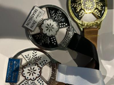 Na zdjęciu medale dla zawodników.