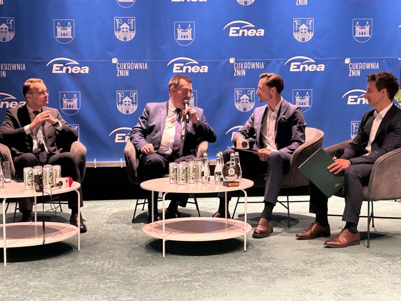 Na zdjęciu Łukasz Kwiatkowski Burmistrz Żnina, Zbigniew Jaszczuk Starosta Żniński oraz organizatorzy Enea Triathlon Żnin.