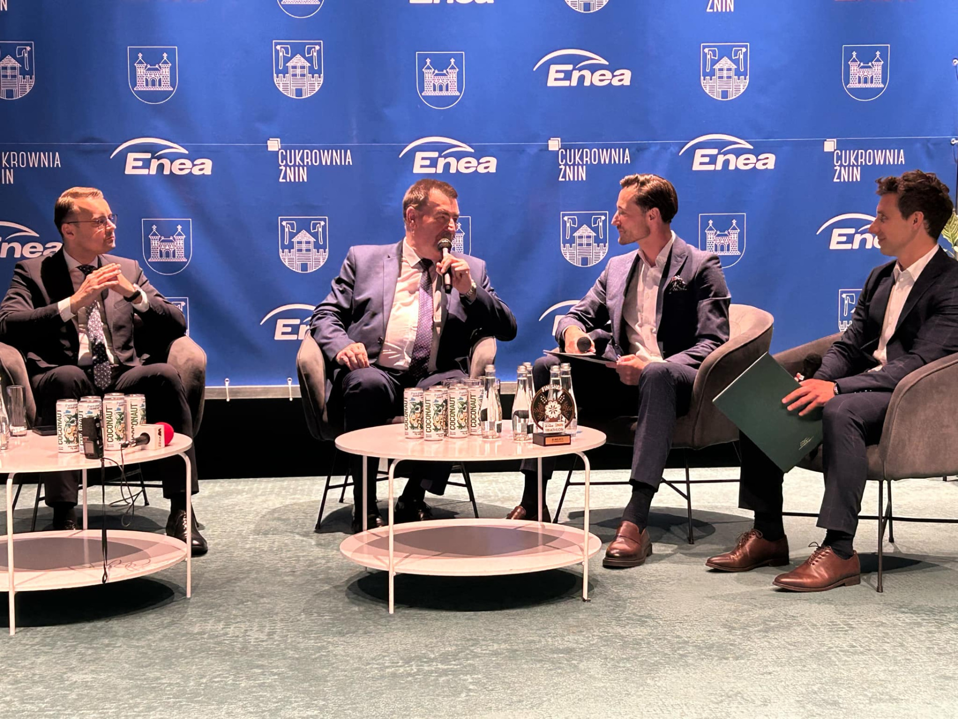 Na zdjęciu Łukasz Kwiatkowski Burmistrz Żnina, Zbigniew Jaszczuk Starosta Żniński oraz organizatorzy Enea Triathlon Żnin.  