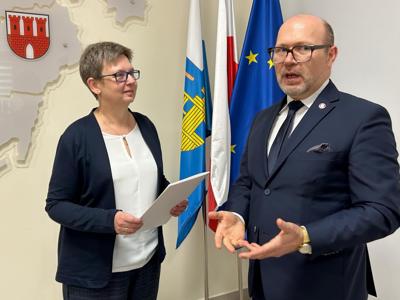 Na zdjęciu Anna Zaręba - Nowak (PSSE ŻNIN), Wojciech Koper - Wojewódzki Państwowy Inspektor Sanitarno - Epidemiologiczny.