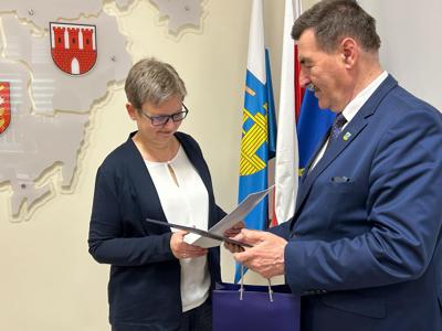 Na zdjęciu Anna Zaręba - Nowak (PSSE Żnin), Starosta Żniński Zbigniew Jaszczuk. 