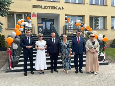 Na zdjęciu Burmistrz Żnina Łukasz Kwiatkowski, Dyrektor MiPBP Beata Czaczyk, Idzi Mądry Przewodniczący Rady Miejskiej w Żninie, Aleksandra Nowakowska  Przewodniczaca Rady Powiatu w Żninie, Starosta Żniński Zbigniew Jaszczuk, Elżbieta Piniewska Przewodnicząca Sejmiku Województwa Kujawsko - Pomorskiego.   