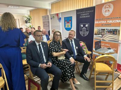 Na zdjęciu uczestnicy uroczystości Burmistrz Żnina Łukasz Kwiatkowski, Wiceburmistrz Olga Berdysz, Przewodniczący Rady Miejskiej w Żninie Idzi Mądry.