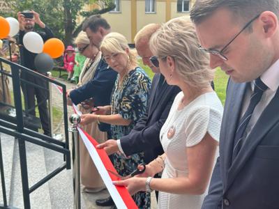 Na zdjęciu moment przecięcia wstęgi.