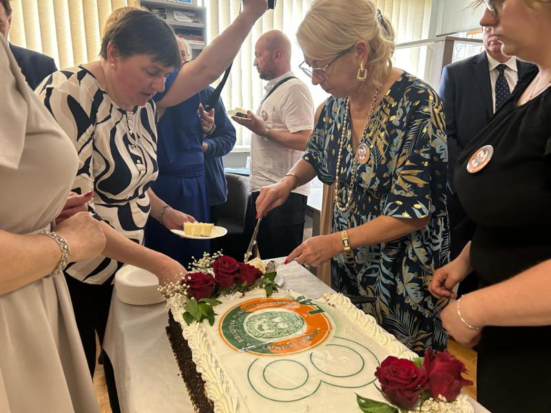Na zdjęciu Jubileuszowy kroi Aleksandra Nowakowska - Przewodnicząca Rady Powiatu w Żninie.