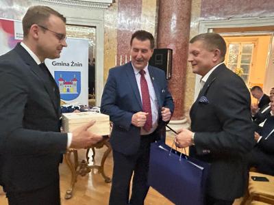 Na zdjęciu Burmistrz Żnina Łukasz Kwiatkowski, Starosta Żniński Zbigniew Jaszczuk, Mer Zdzisław Palewicz.