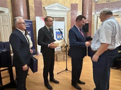 Na zdjęciu Wicestarosta Andrzej Hłond, Burmistrz Łukasz Kwiatkowski, Starosta Żniński Zbigniew Jaszczuk oraz Kazimierz Karpicz  dyrektor Pałacu Balińskich na Litwie.