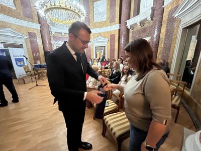 Na zdjęciu Burmistrz Żnina Łukasz Kwiatkowski wręczający upominek opiekunce młodzieży litewskiej.