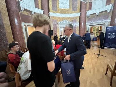 Na zdjęciu Wicestarosta Andrzej Hłond wręczający upominki młodzieży litewskiej.