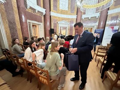 Na zdjęciu Starosta Żniński Zbigniew Jaszczuk wręczający upominki młodzieży litewskiej.