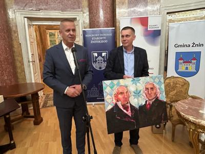 Dyrektor I LO im. Braci Śniadecki w Żninie przekazuje obraz naukowców delegacji litewskiej. 