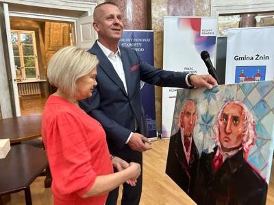 Dyrektor I LO im. Braci Śniadecki w Żninie przekazuje obraz naukowców delegacji litewskiej.