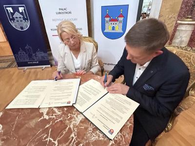 Na zdjęciu moment podpisania porozumienia o partnerstwie.