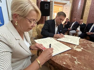 Na zdjęciu moment podpisania porozumienia o partnerstwie.