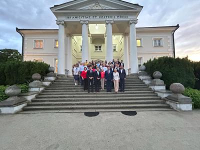 Na zdjęciu przez Pałacem Lubostroń wszyscy uczestnicy spotkania.