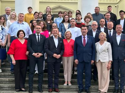 Na zdjęciu przez Pałacem Lubostroń wszyscy uczestnicy spotkania.