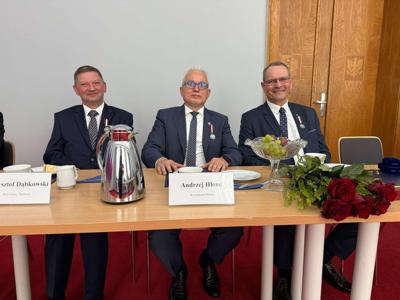 Na zdjęciu Wicestarosta Andrzej Hłond w towarzystwie innych osób wyróżnionych odznaką honorową za zasługi dla samorządu terytorialnego.