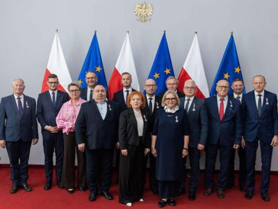 Na zdjęciu osoby wyróżnione medalem i dyplomem "W uznaniu zasług dla samorządu terytorialnego"