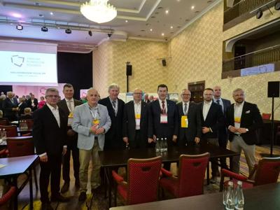 Zdjęcie przedstawia Starostę Żnińskiego Zbigniewa Jaszczuka z innymi uczestnikami Zgromadzenia Ogólnego Związku Powiatów Polskich.