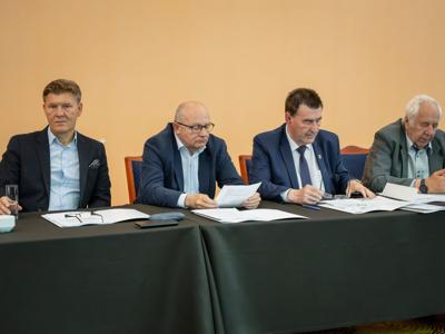 Zdjęcie przedstawia Starostę Żnińskiego Zbigniewa Jaszczuka z innymi uczestnikami Zgromadzenia Ogólnego Związku Powiatów Polskich.