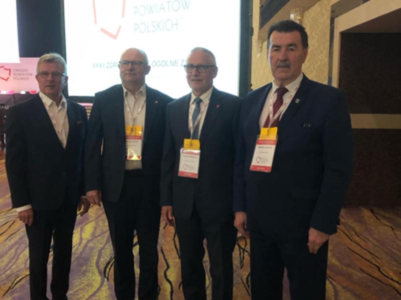 Zdjęcie przedstawia Starostę Żnińskiego Zbigniewa Jaszczuka z innymi uczestnikami Zgromadzenia Ogólnego Związku Powiatów Polskich.