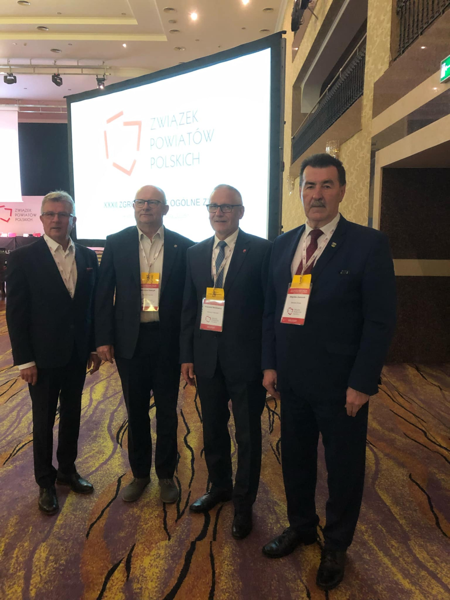 Zdjęcie przedstawia Starostę Żnińskiego Zbigniewa Jaszczuka z innymi uczestnikami Zgromadzenia Ogólnego Związku Powiatów Polskich.