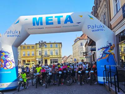 Na zdjęciu uczestnicy Rodzinnego Rajdu Rowerowego - Rowerem przez Pałuki