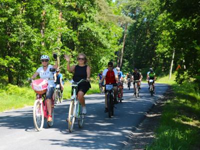 Na zdjęciu uczestnicy Rodzinnego Rajdu Rowerowego - Rowerem przez Pałuki