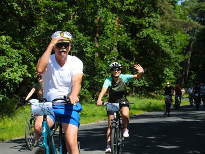 Na zdjęciu uczestnicy Rodzinnego Rajdu Rowerowego - Rowerem przez Pałuki