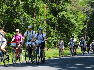 Na zdjęciu uczestnicy Rodzinnego Rajdu Rowerowego - Rowerem przez Pałuki
