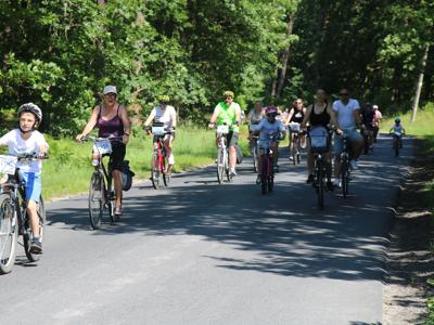 Na zdjęciu uczestnicy Rodzinnego Rajdu Rowerowego - Rowerem przez Pałuki
