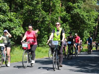 Na zdjęciu uczestnicy Rodzinnego Rajdu Rowerowego - Rowerem przez Pałuki