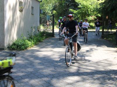 Na zdjęciu uczestnicy Rodzinnego Rajdu Rowerowego - Rowerem przez Pałuki