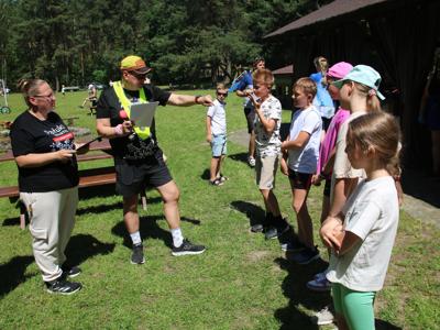 Na zdjęciu uczestnicy Rodzinnego Rajdu Rowerowego - Rowerem przez Pałuki