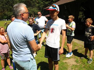 Na zdjęciu uczestnicy Rodzinnego Rajdu Rowerowego - Rowerem przez Pałuki