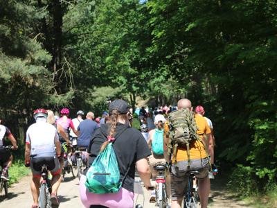Na zdjęciu uczestnicy Rodzinnego Rajdu Rowerowego - Rowerem przez Pałuki
