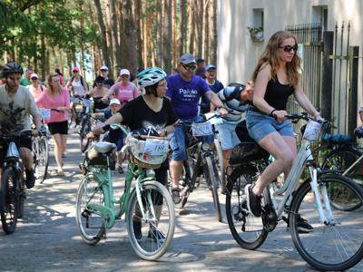 Na zdjęciu uczestnicy Rodzinnego Rajdu Rowerowego - Rowerem przez Pałuki