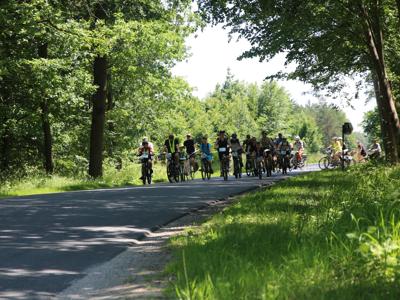 Na zdjęciu uczestnicy Rodzinnego Rajdu Rowerowego - Rowerem przez Pałuki