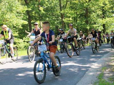 Na zdjęciu uczestnicy Rodzinnego Rajdu Rowerowego - Rowerem przez Pałuki 